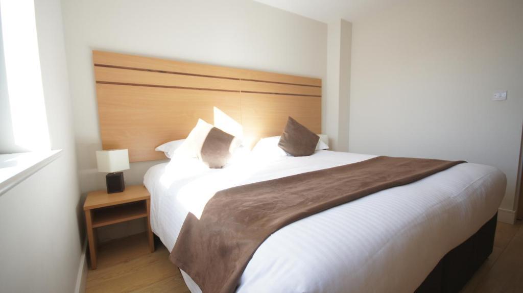 Crompton Court Apartments London Room photo